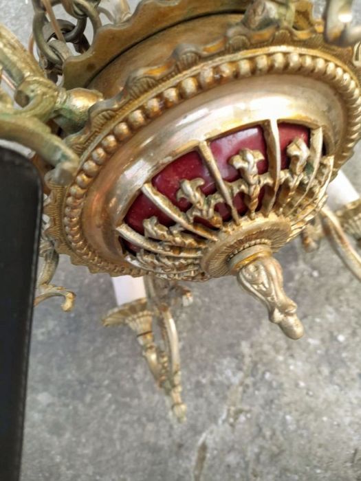 Mosiężny ,wiekowy żyrandol sprzedam .