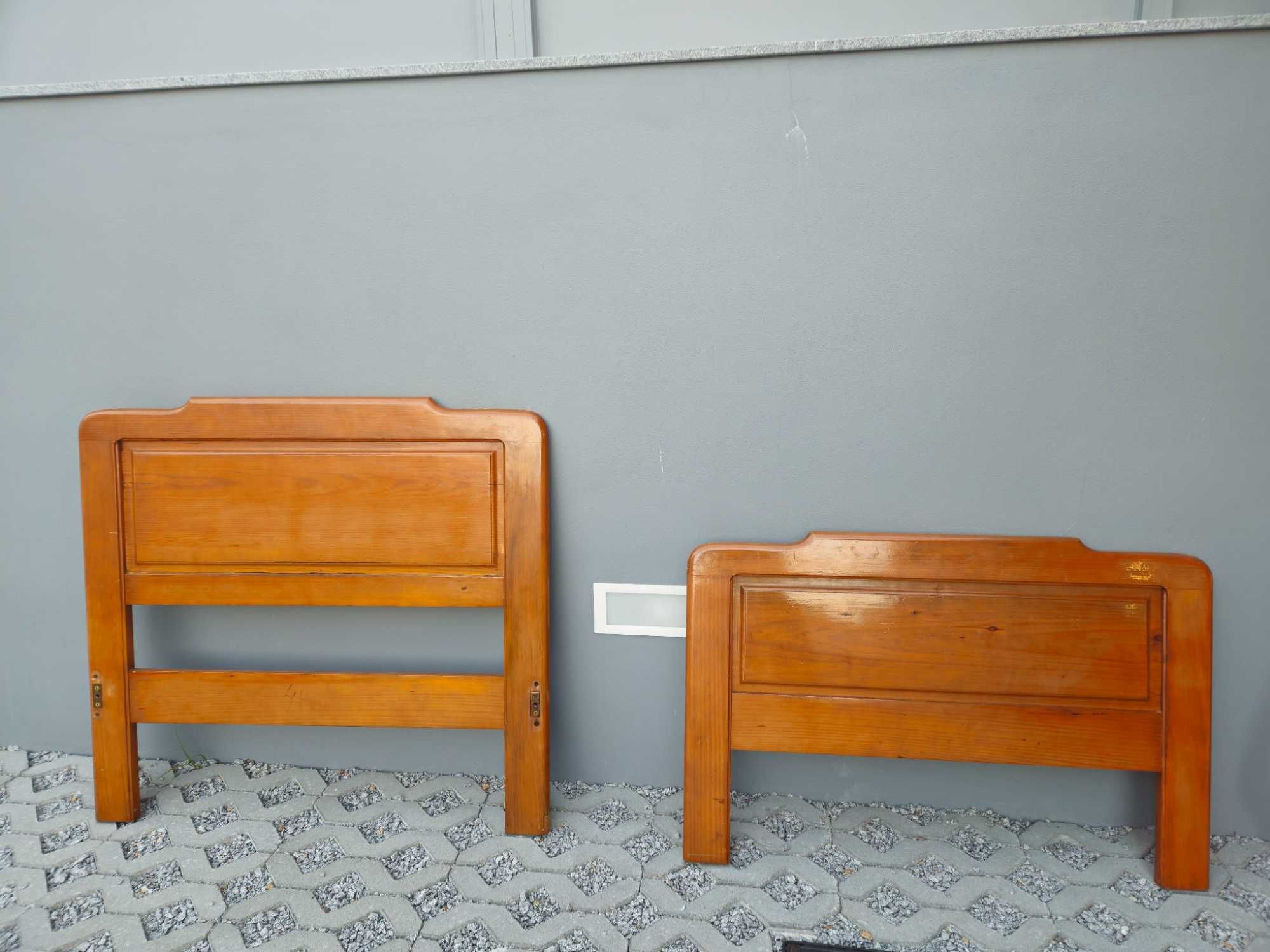 Cama solteiro com colchão e mesinha cabeceira