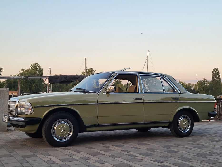 Mercedes. 123  Muzeum Old Cars Cypress Green