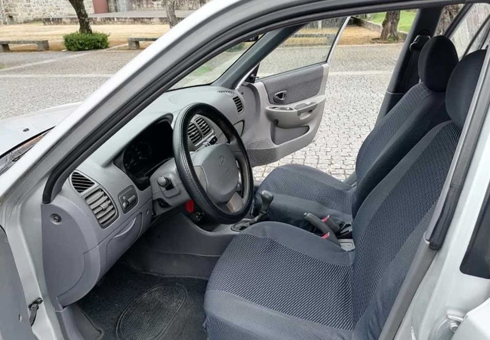 Hyundai Accent 2001 em excelente estado de conservação