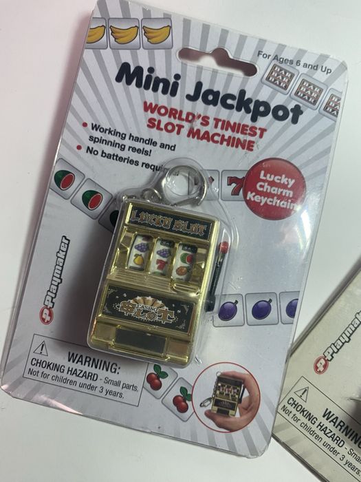 Брелок казино іграшка