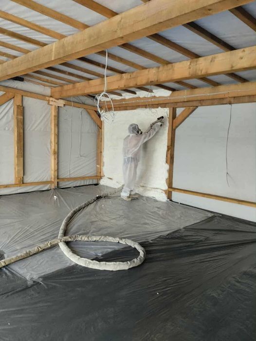 Ocieplenie pianą poliuretanową i wdmuchiwanie granulatu