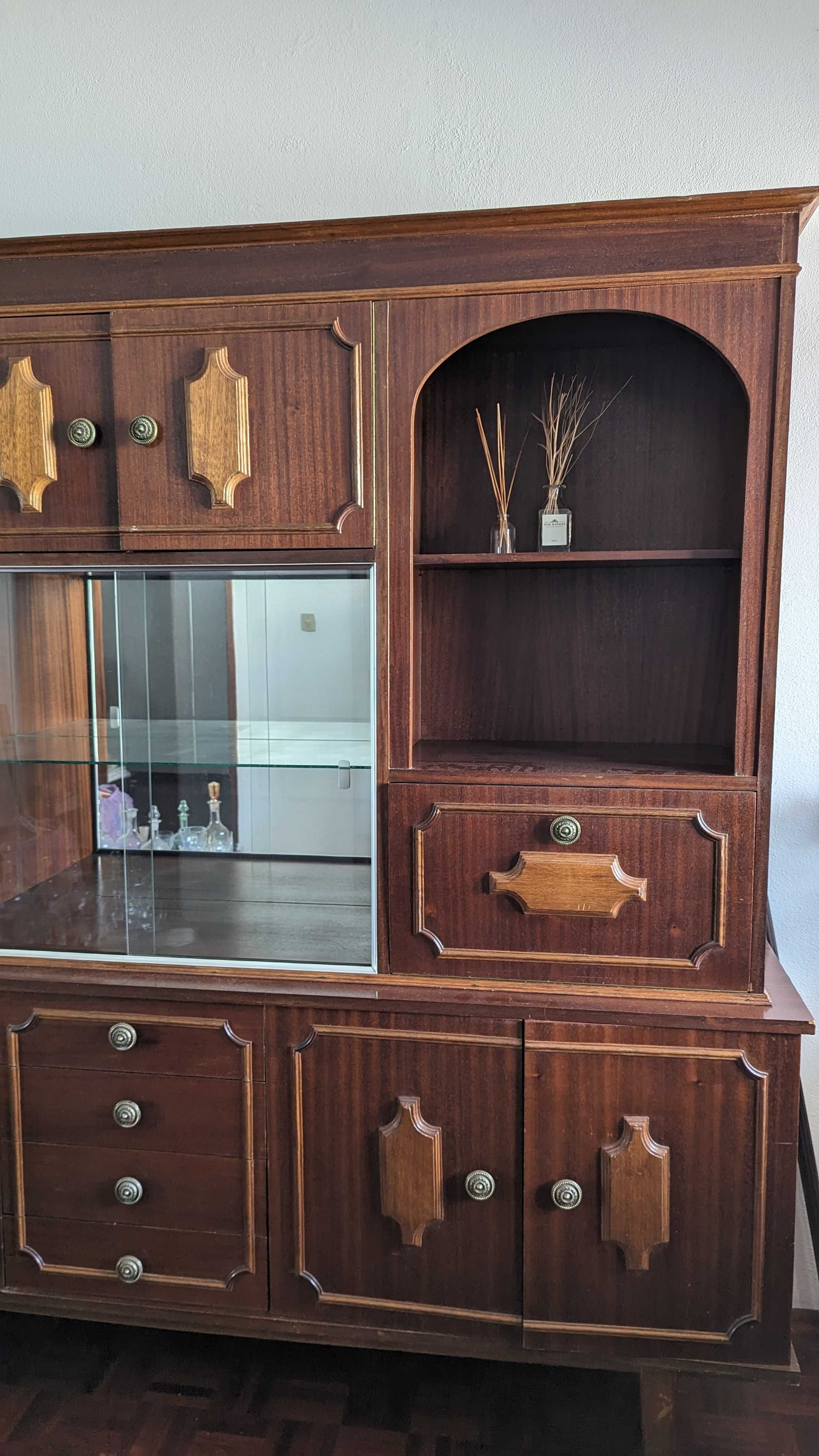 Armário com louceiro vintage