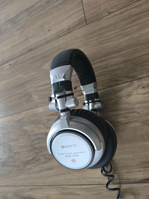 Słuchawki przewodowe Sony mdr v700 średni stan