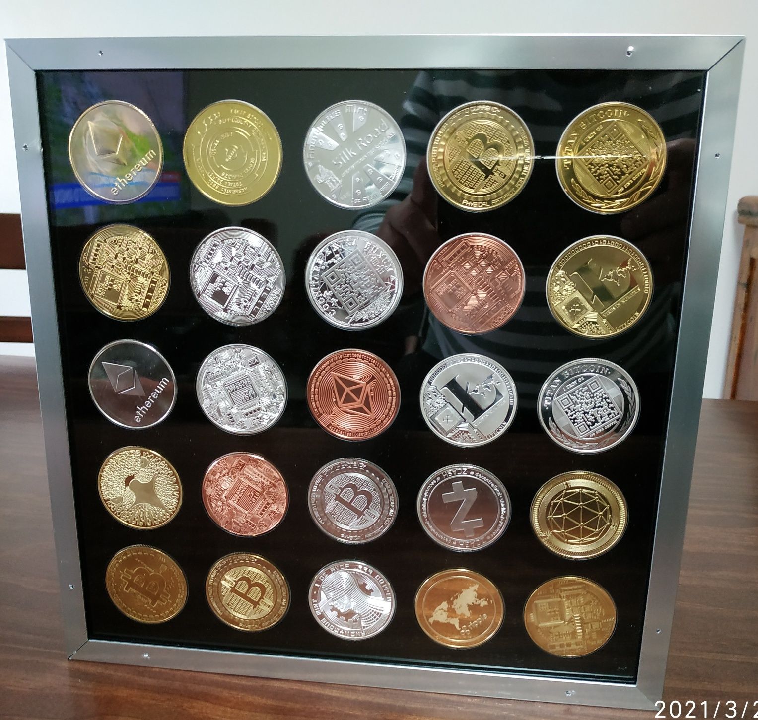 Quadro com lote de 25 moeda medalha bitcoin crypto coins