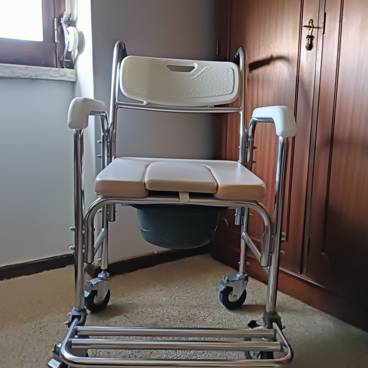 Cadeira de duche e sanitário.
