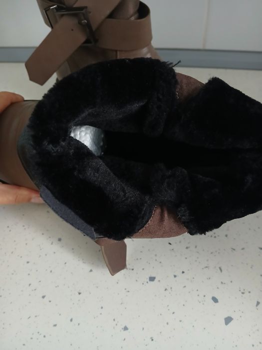 Жіночі зимові черевики.