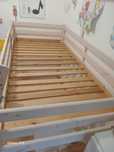 Cama de criança com espaço para arrumação e brincadeira