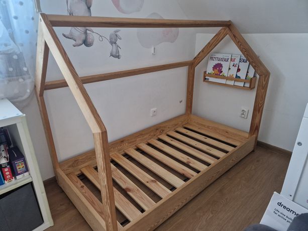 Drewniane łóżko domek