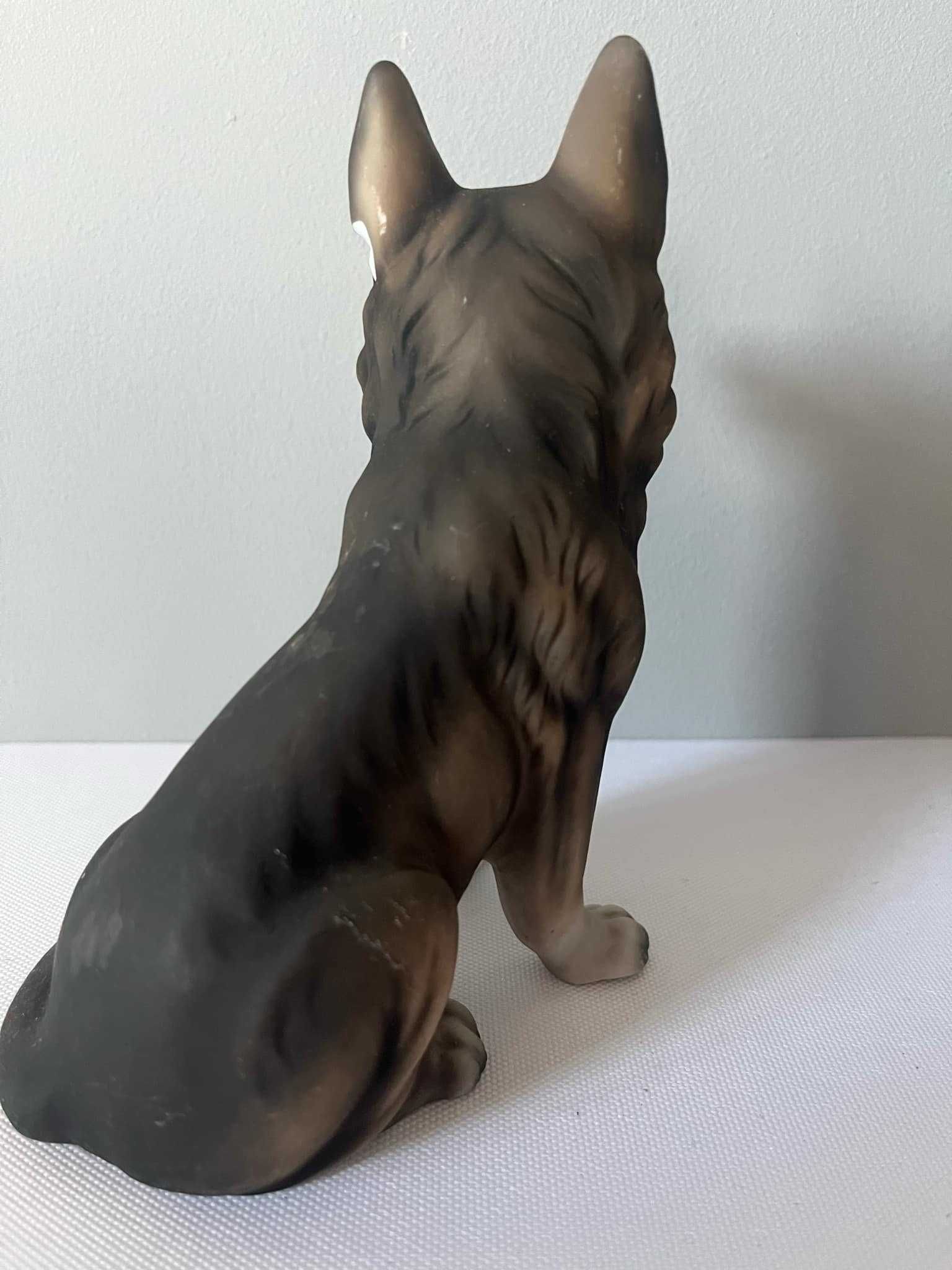 Pies owczarek porcelanowa figurka sygnowana