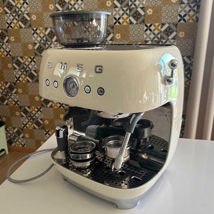 Máquina de Café Smeg com Moinho