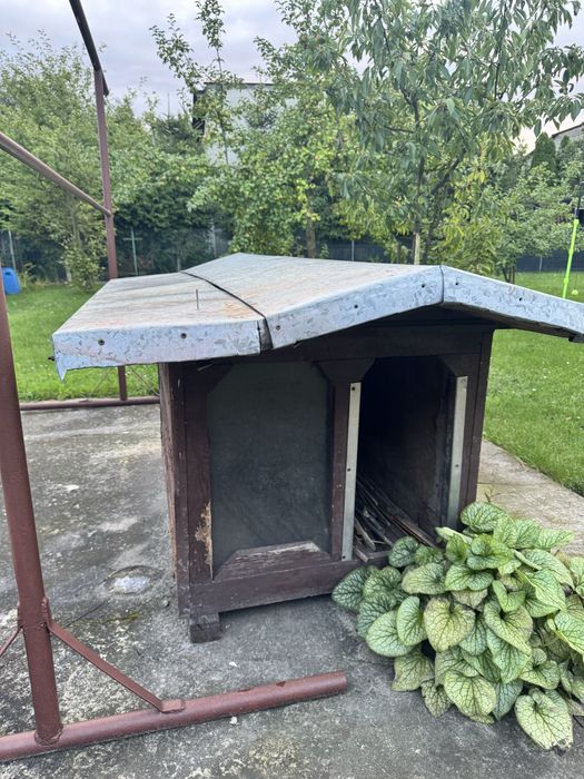 Buda drewniana z dachem