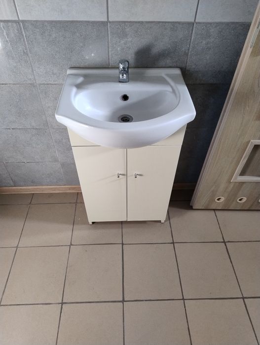 Szafka z umywalką i baterią
