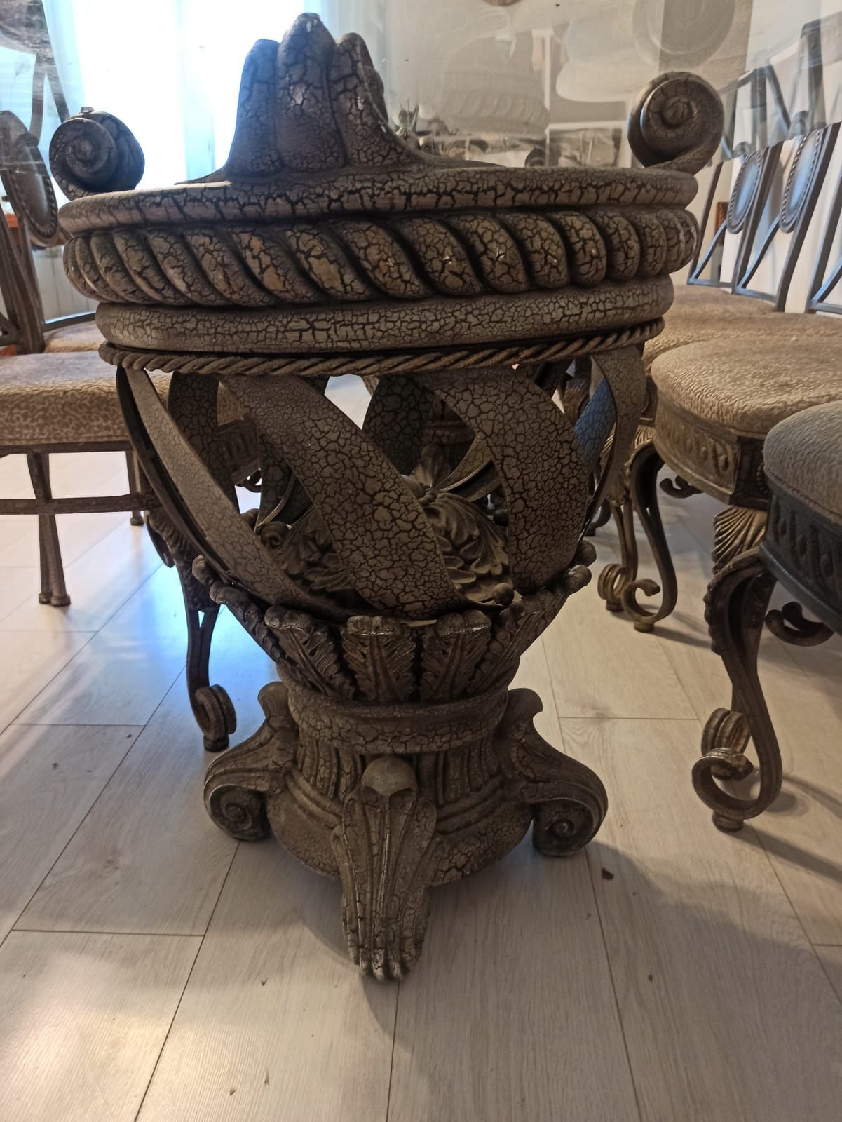 Duży stół do jadalni salonu gościnny w stylu pałacowym z kutego metalu