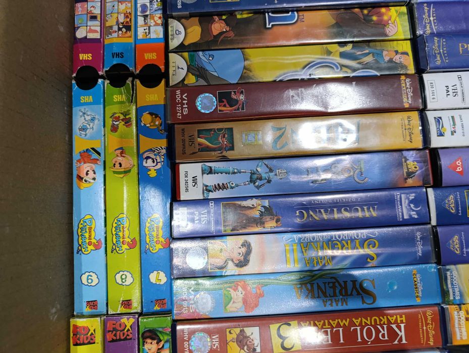 Kolekcja 63 kaset VHS z Bajkami.