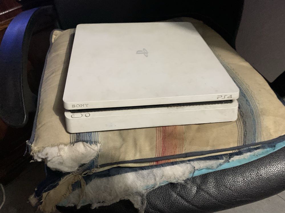 Ps4 com comando e mais 6 jogos