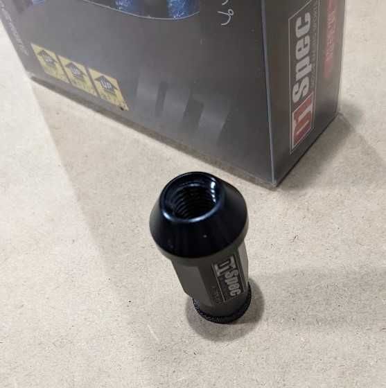 Zestaw 20 aluminiowych nakrętek D1 do felg kół M12x1,5 tuning, czarne