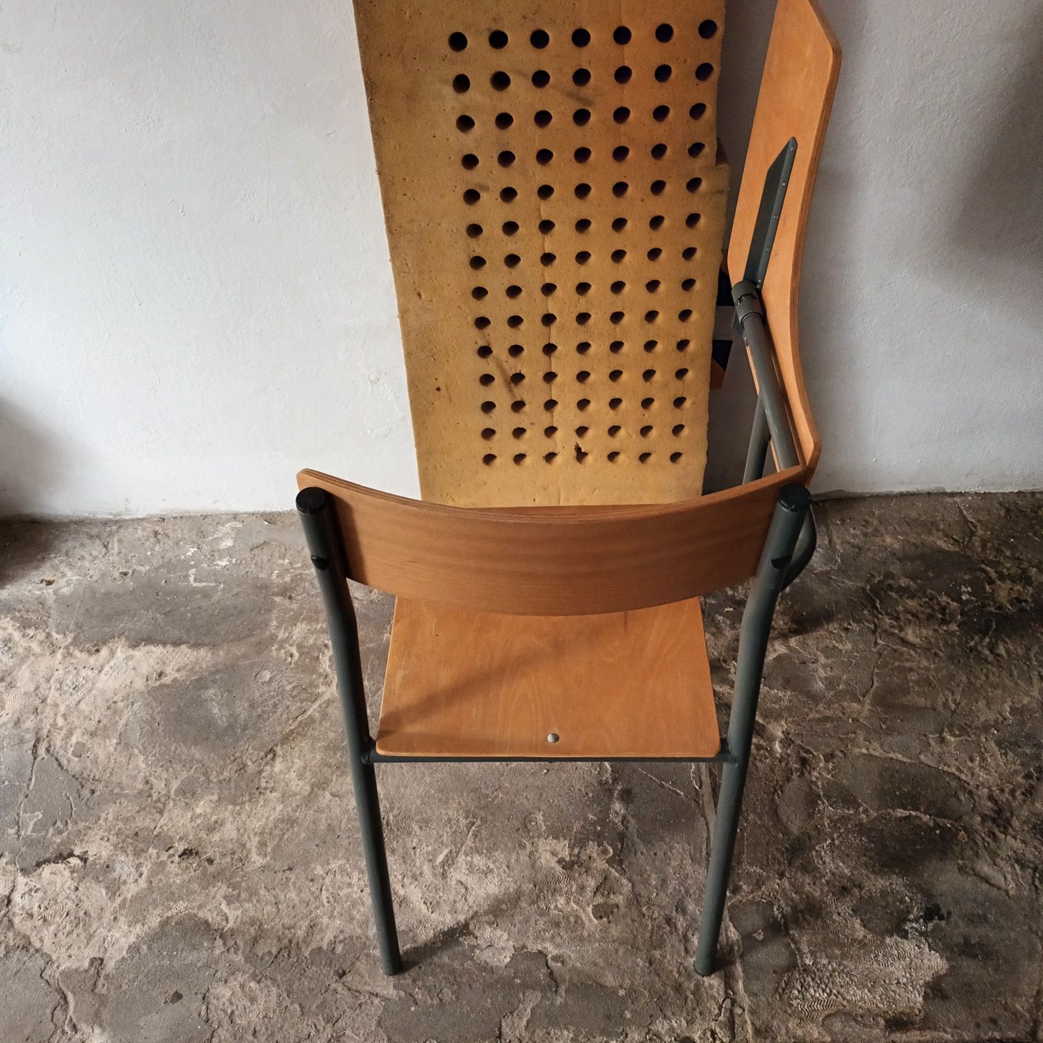 Krzesła szkolne z pulpitem stolikiem