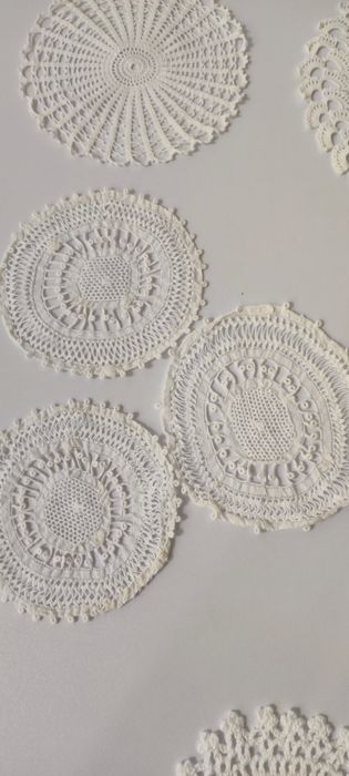 Conjunto de vários pequenos naperons tricotados à mão