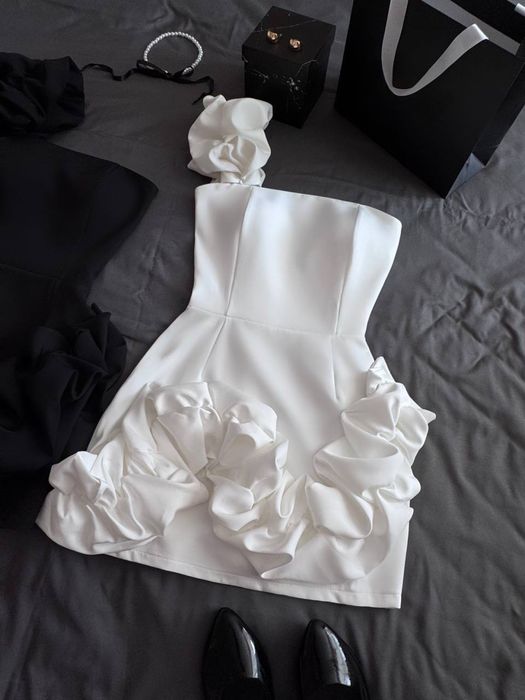 Розкішна біла сукня з квітковим декором – для особливих подій