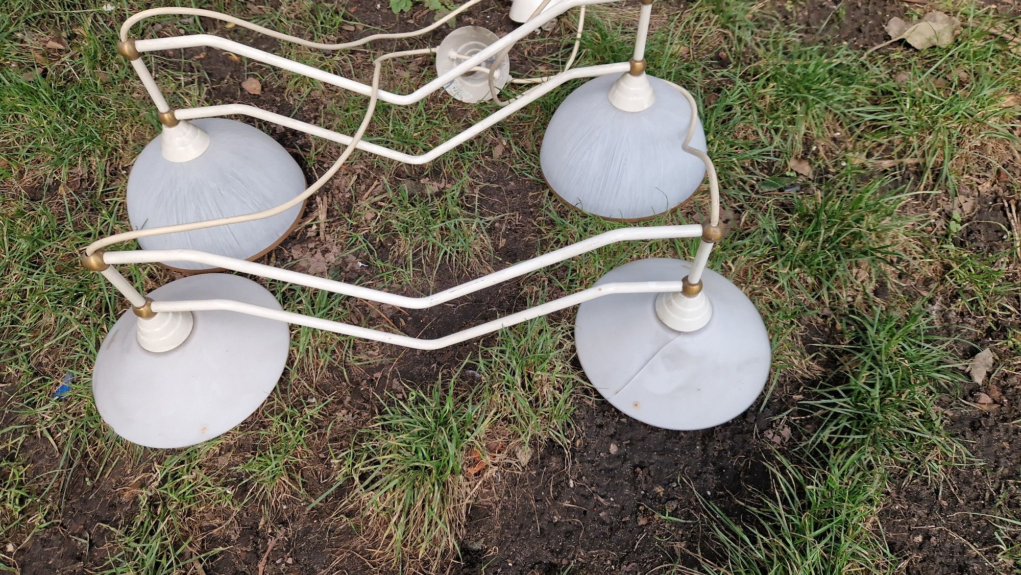 Trzy lampy wiszące