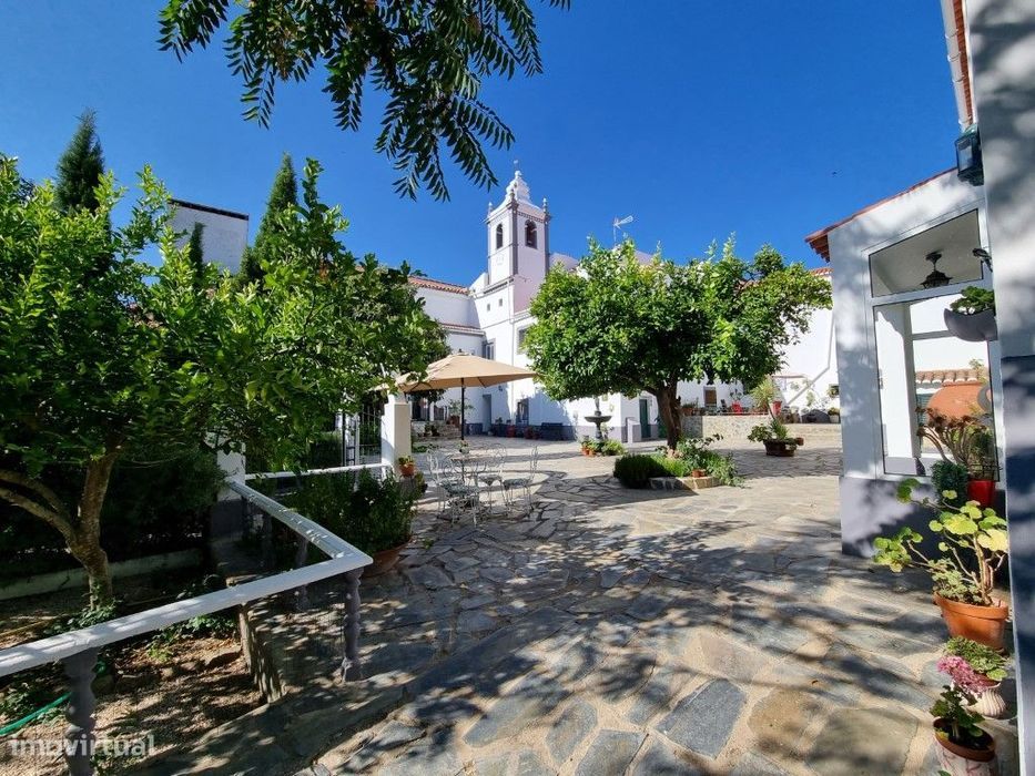 Excelente Imóvel T8 inserido em Lote de 1449 m2, com 840 m2 de cons...