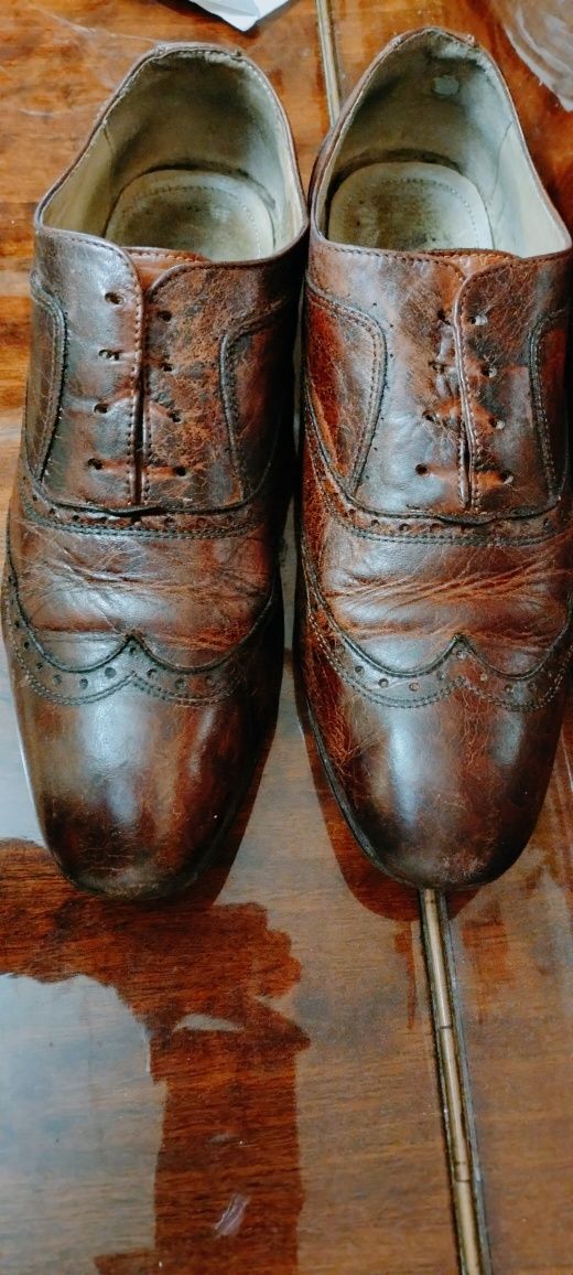 Демисезонные мужские кожаные туфли.