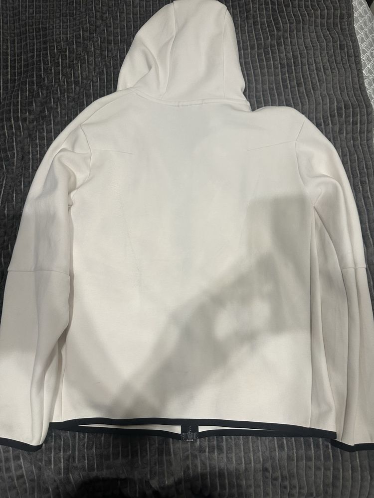 Cream nike tech fleece