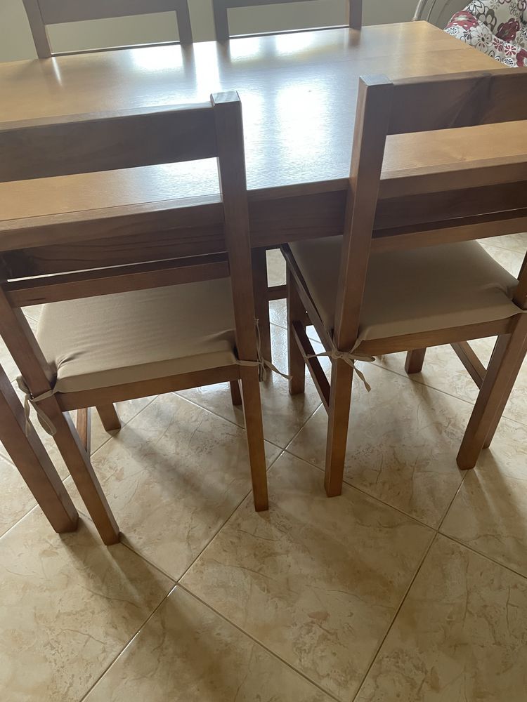 Conjunto mesa e 4 cadeiras
