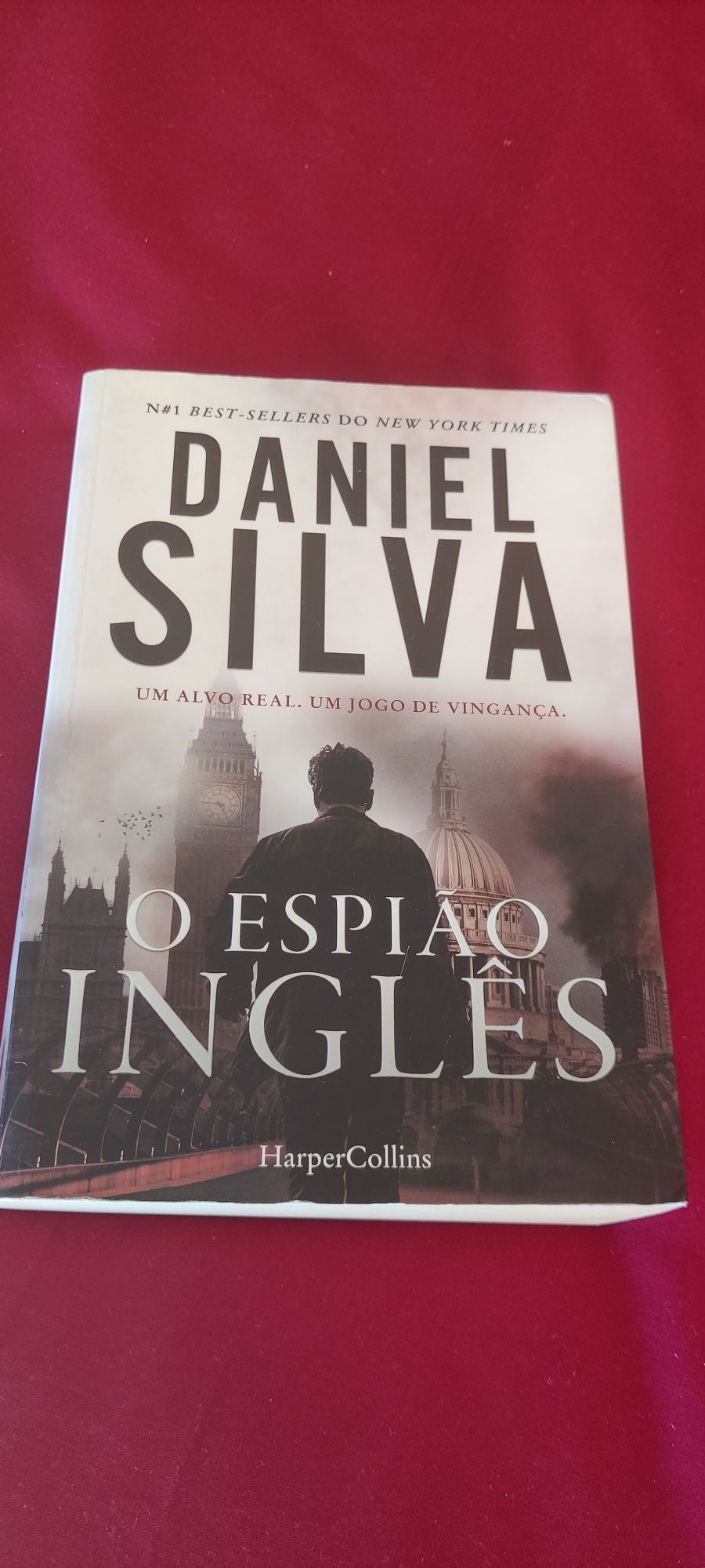 Livro "O espião inglês" do escritor Daniel Silva