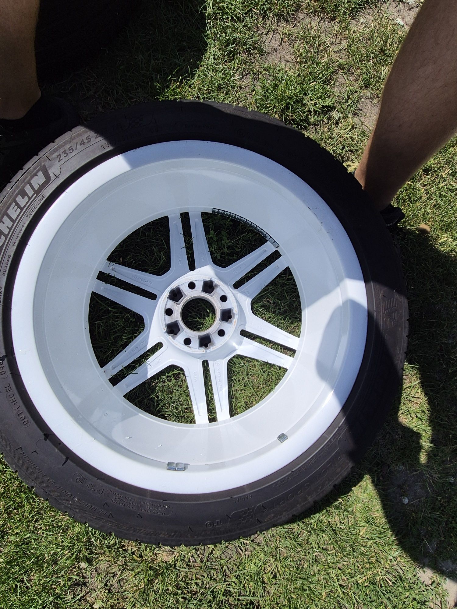 Komplet białych felg z oponami michelin.