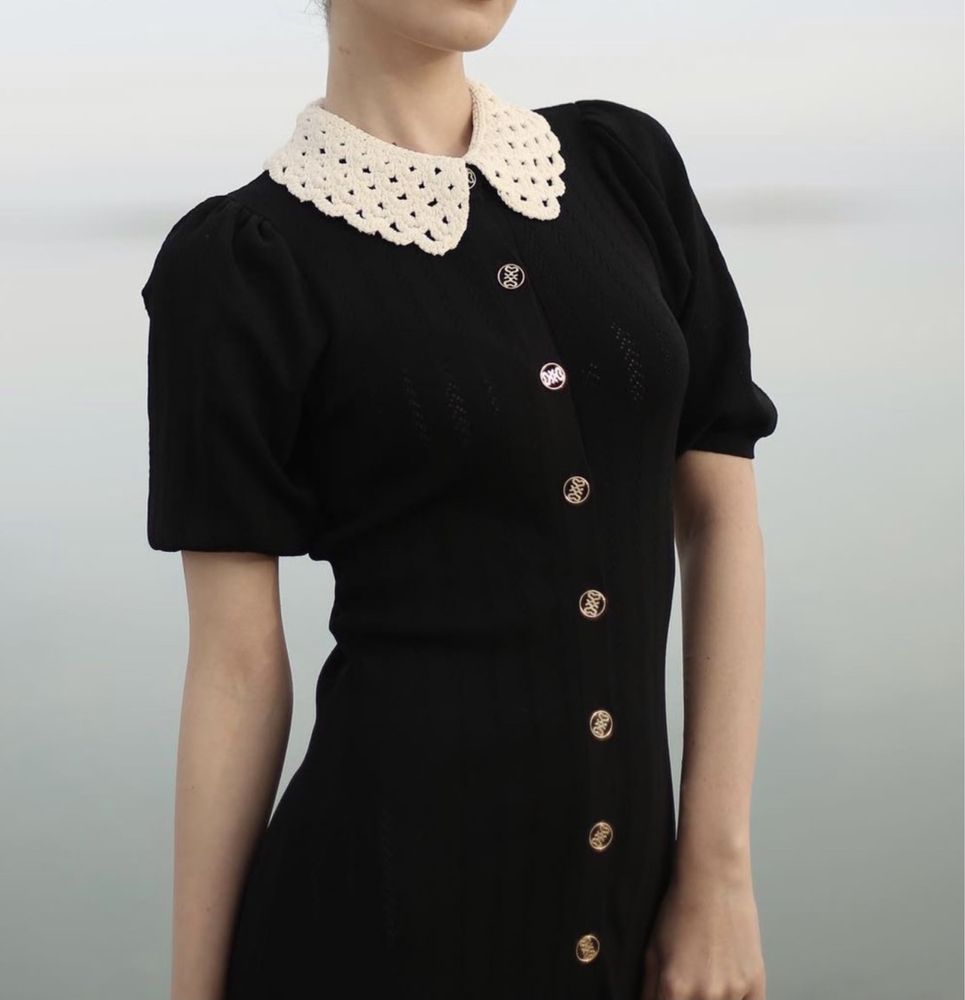 Платье в стиле Sandro черное с вязаным воротником