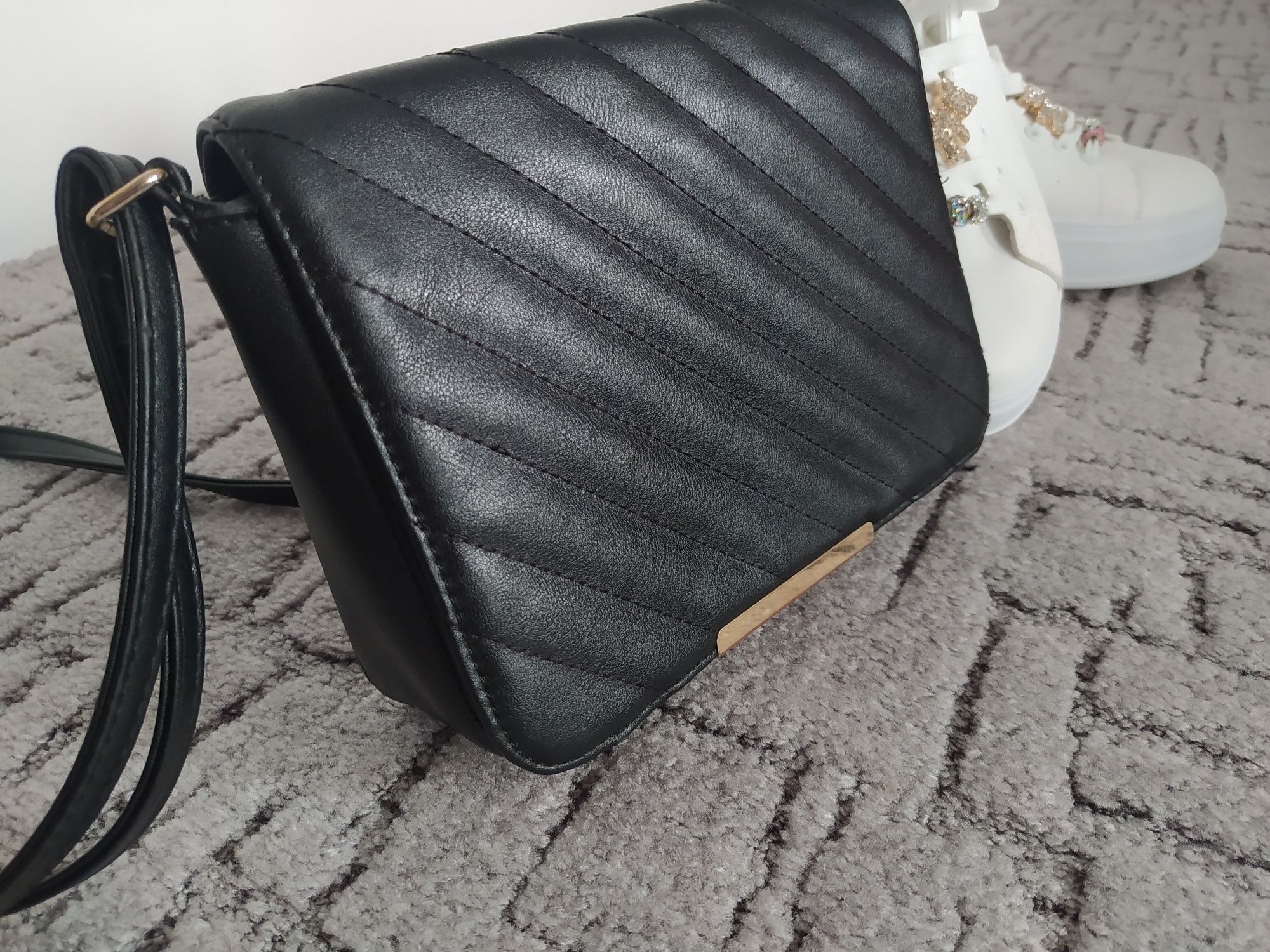 Elegancka ,czarna torebka listonoszka stan Bardzo Dobry