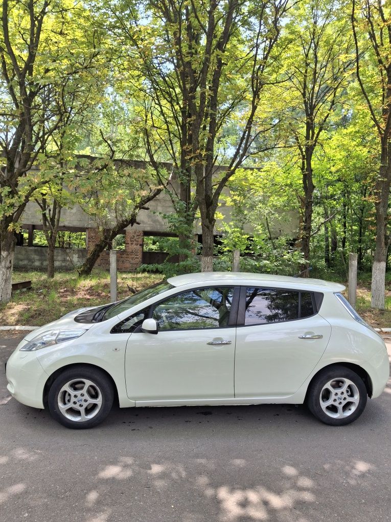 Nissan leaf 2011року