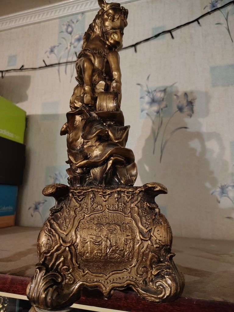 Продам часы настольные "всадник на лошади"