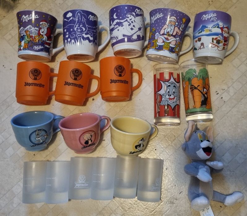 Komplet kubków I szklanek