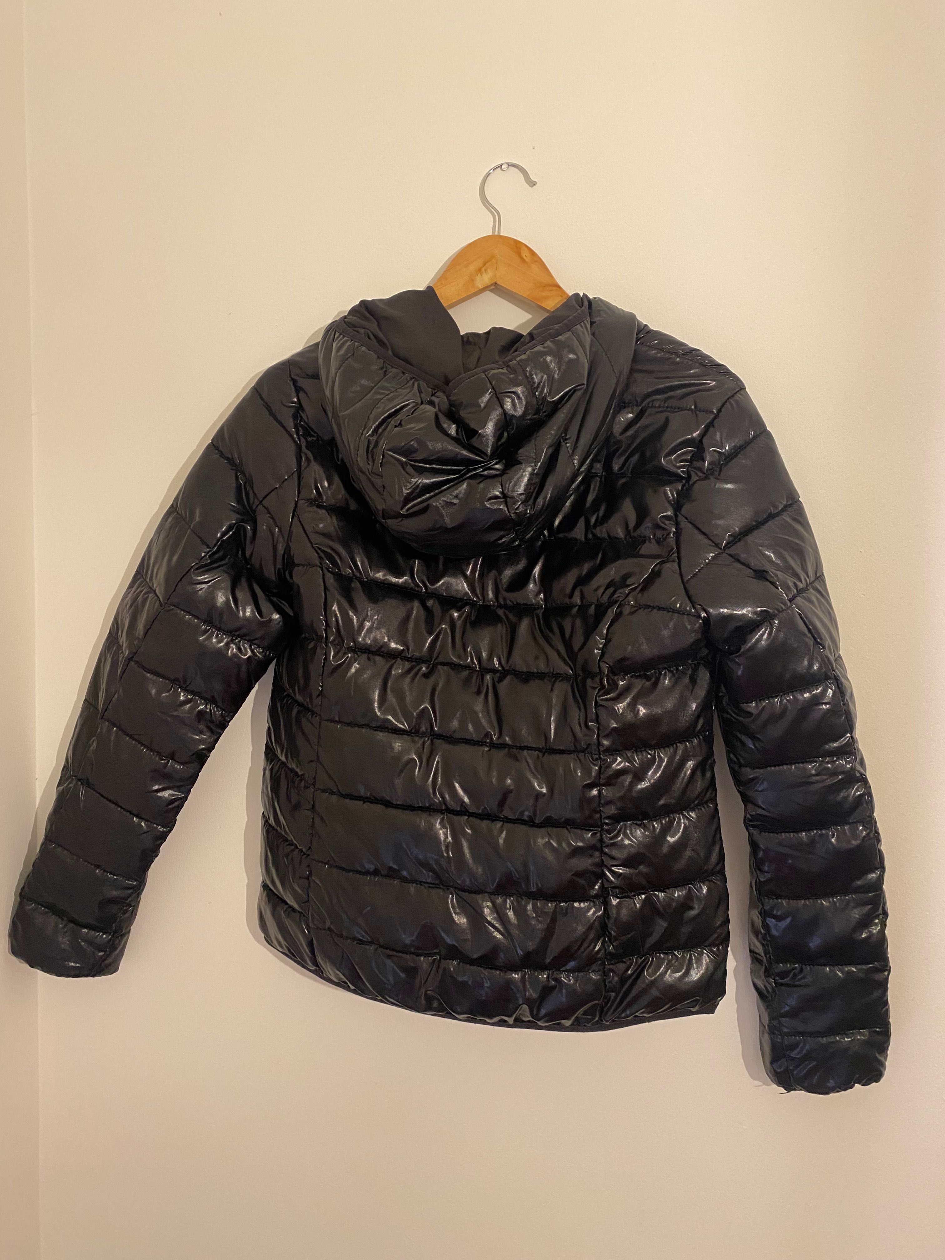 Czarna kurtka puchowa pikowana błyszcząca z kapturem zima jesień