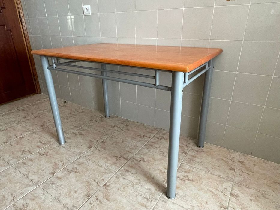 Mesa de cozinha com cadeiras