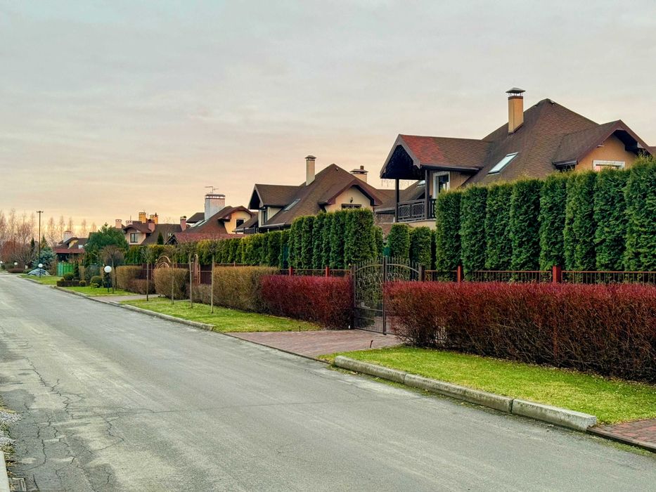 Будинок в закритому містечку. КМ Петрушки