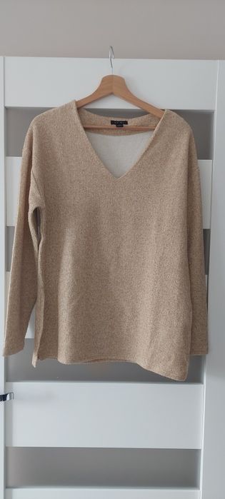 Sweterek z wycięciami