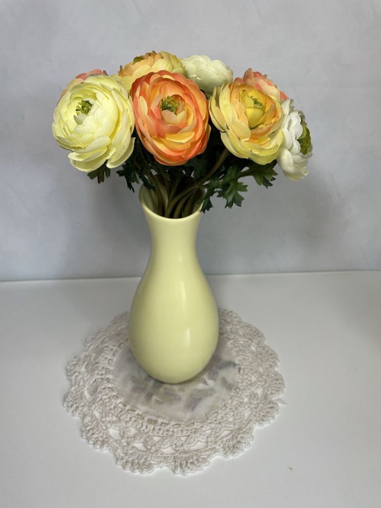 Керамическая ваза с цветами