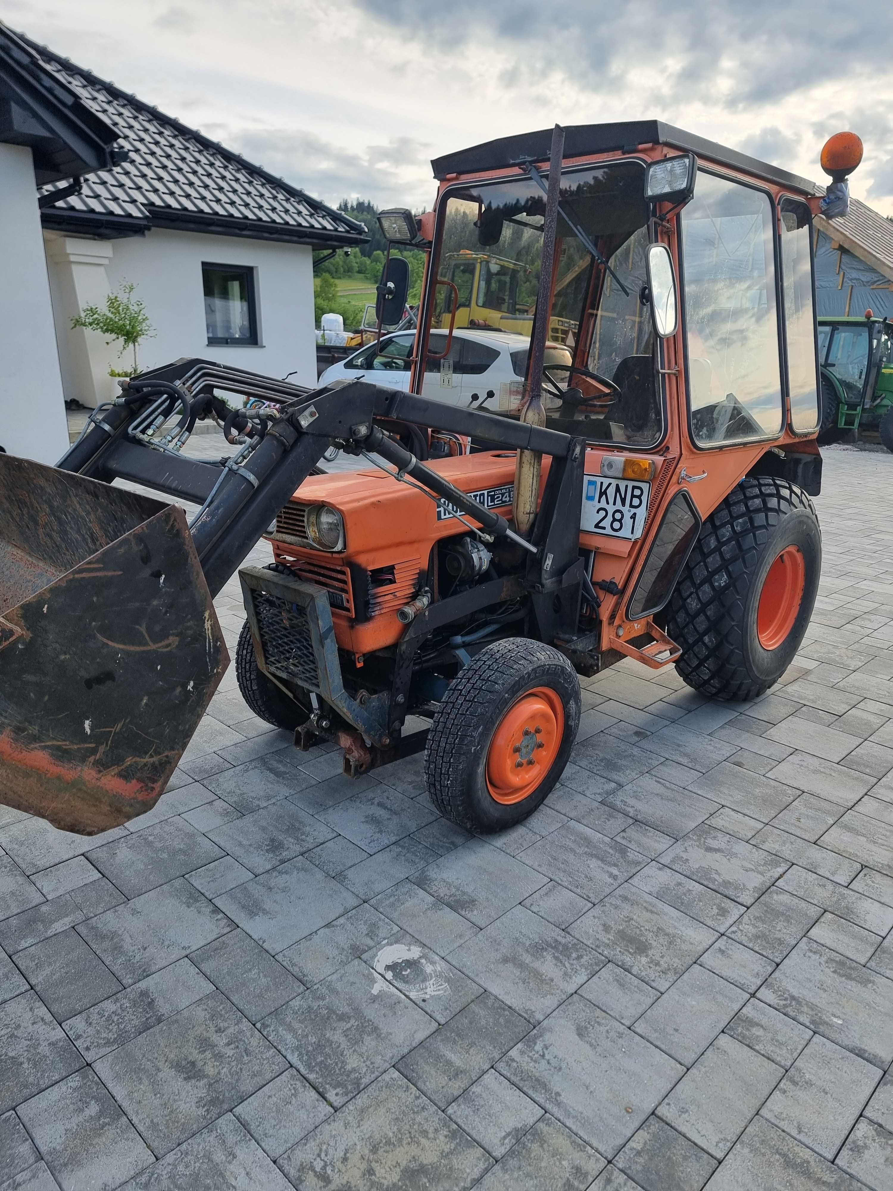 Kubota l245DT z ladowaczem i plugiem