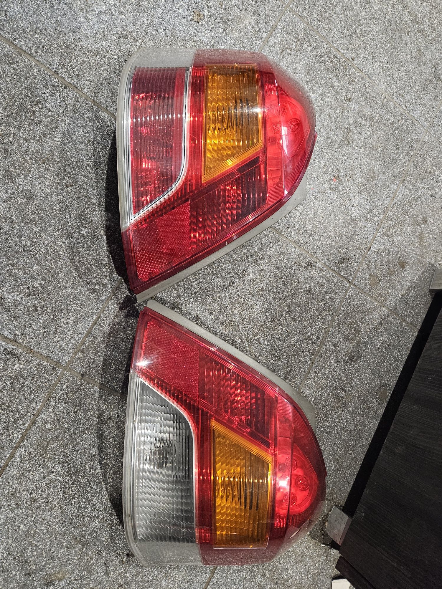 Yaris II Lampa Tył Lift  led