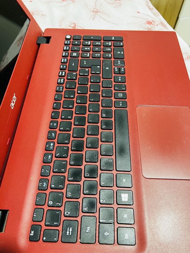 Computador portatil ACER vermelho.