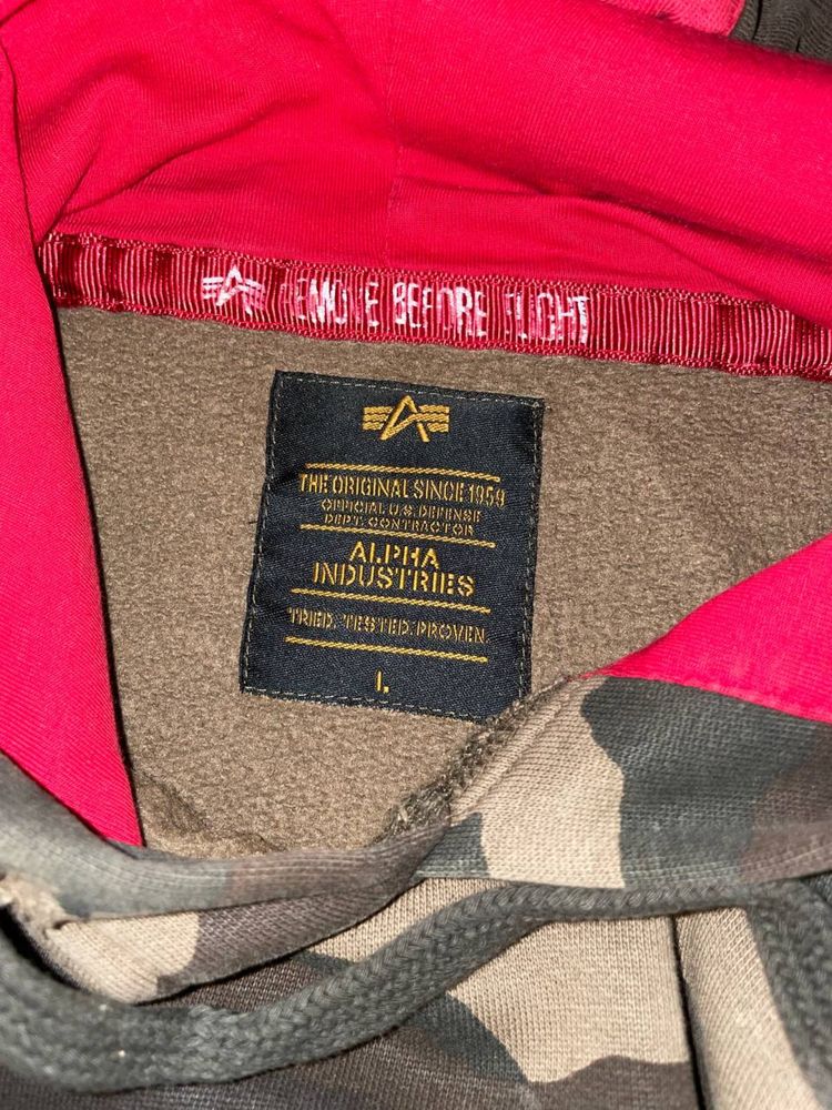 Вещь от бренда Alpha Industries