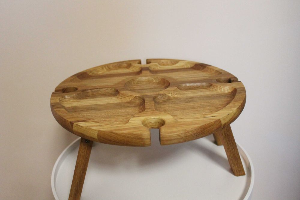 Практичний круглий дубовий столик. Менажниця