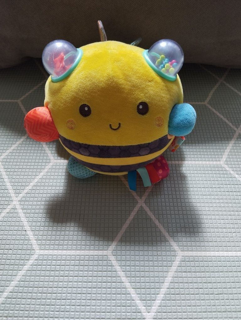 Fuzzy Buzzy Bee – brzęcząca pszczółka sensoryczna  marki B.Toys