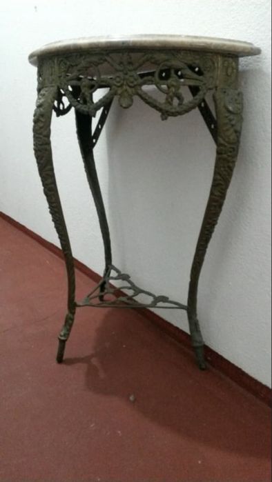 credência antiga - estrutura em metal e tampo em pedra