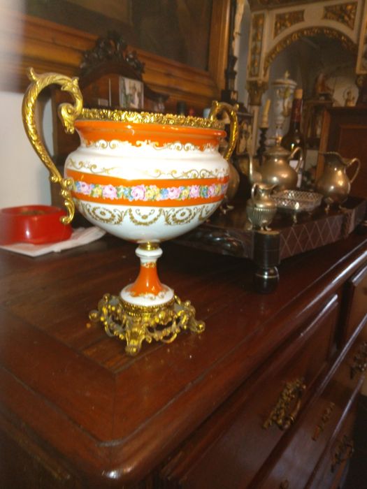 Ânfora  em porcelana e bronze