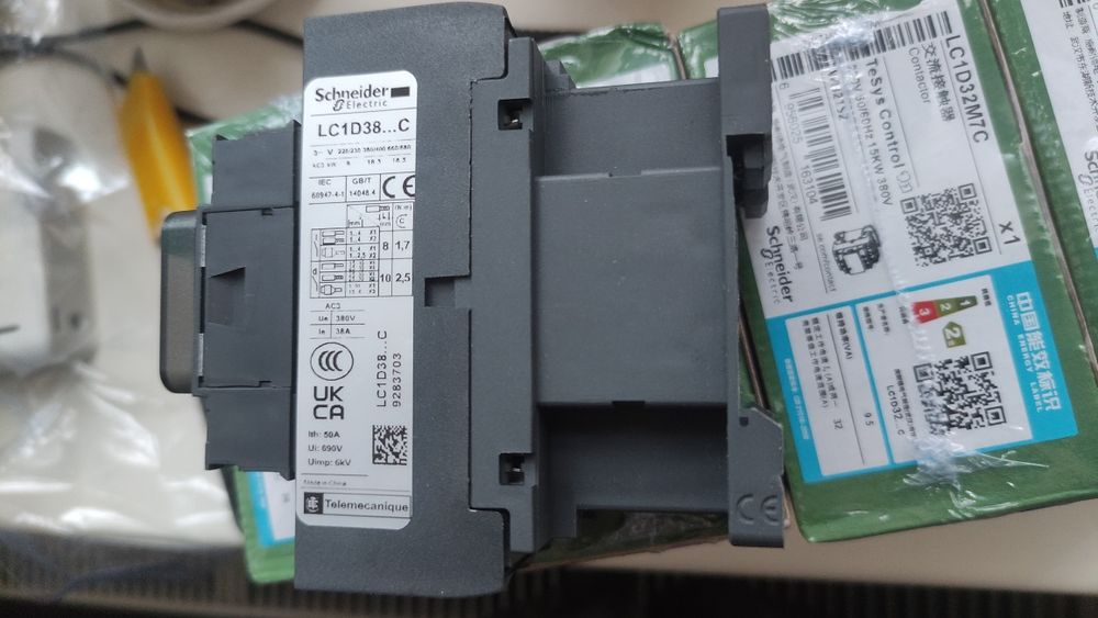 Контактор Schneider Electric LC1D38